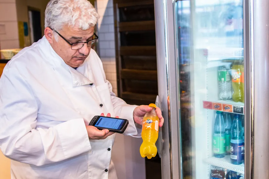 Heinz-Dieter Polfers kontrolliert den Kühlbestand per Smartphone.