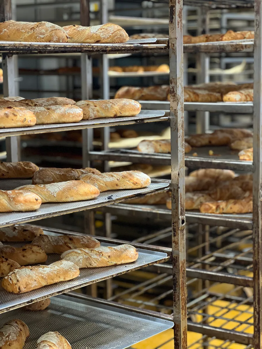 Fertige Brötchen und Brote in der Bäckerei.