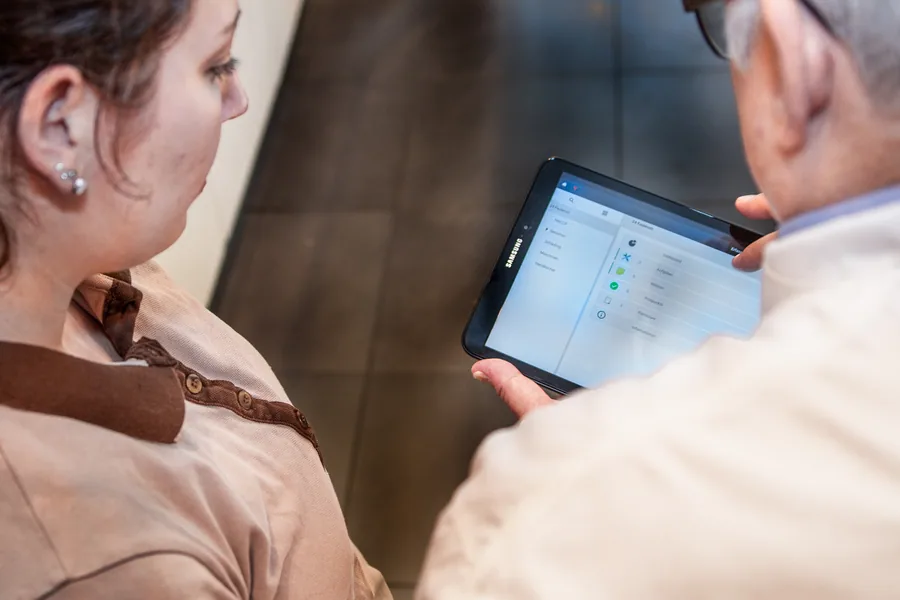 awenko:360 im Alltag – Tablet mit Check-Ansicht.